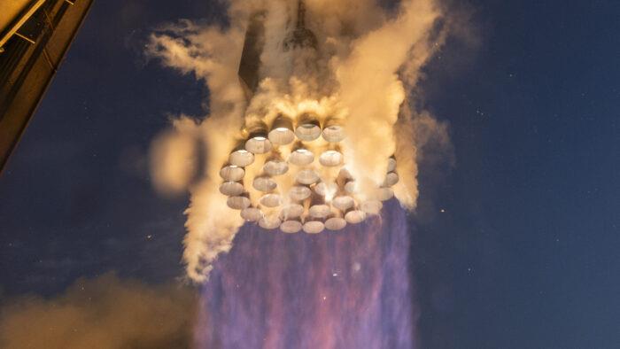 Už použitý nosič Super Heavy B14 během startu deváté testovací mise Starship (Zdroj: SpaceX)